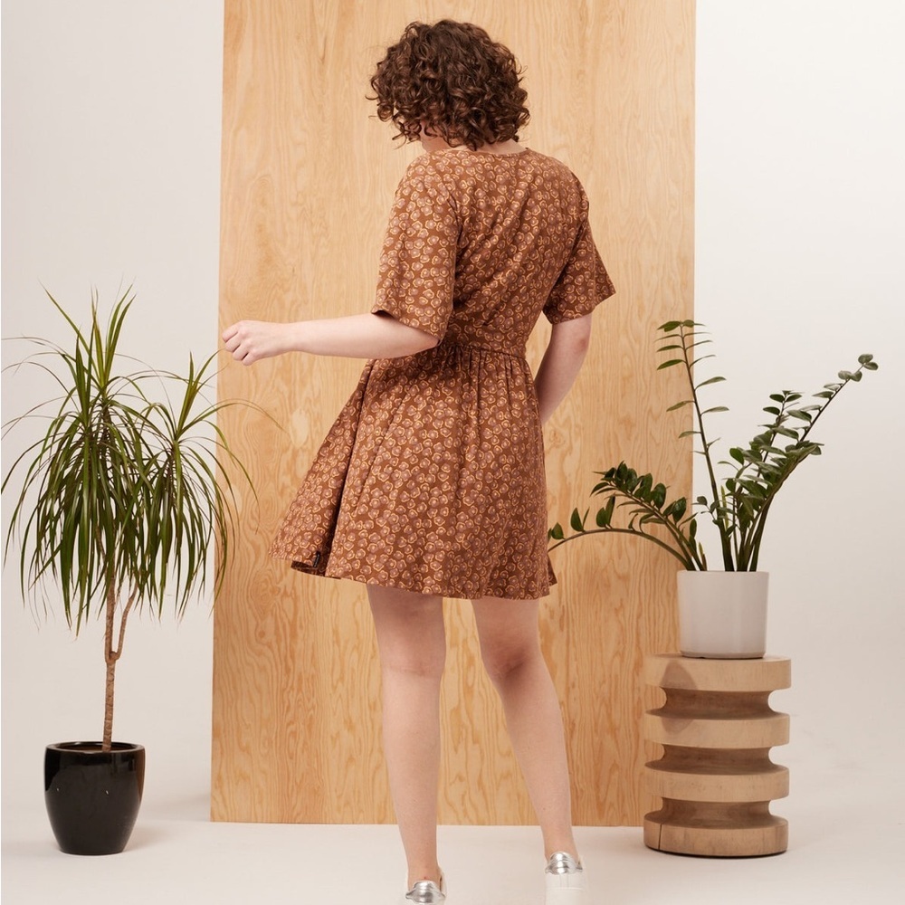 KNOWN SUPPLY KALEN DRESS - SPICE POP FLORAL GUC L - Picture 3 of 5